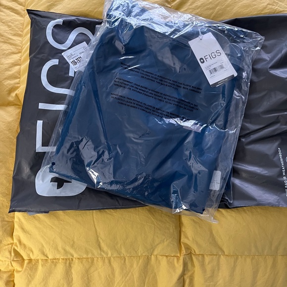 Women’s Figs Catarina top - Picture 5 of 5